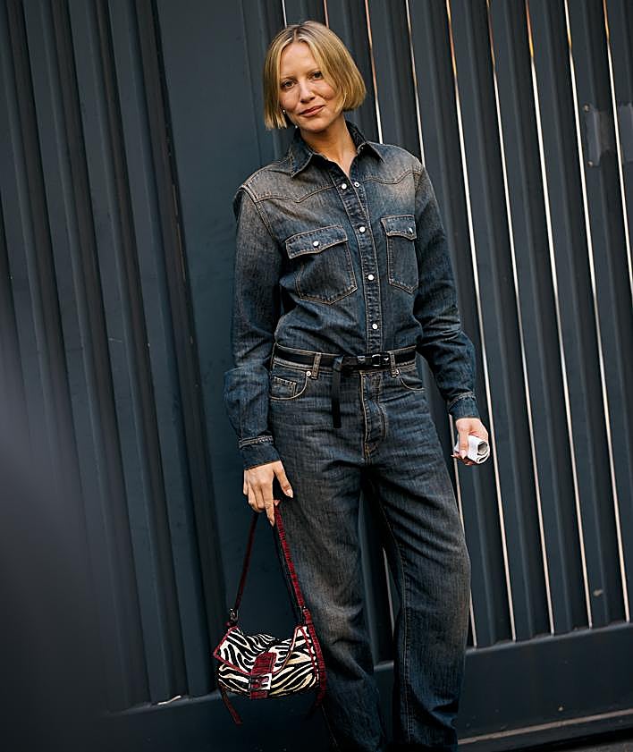 Imagen secundaria 2 - El bolso baguette de Fenid que ha arrasado en el street style de Milán (8.500 euros).