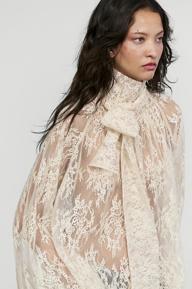 Camisa blanca de Massimo Dutti (59,99 euros)