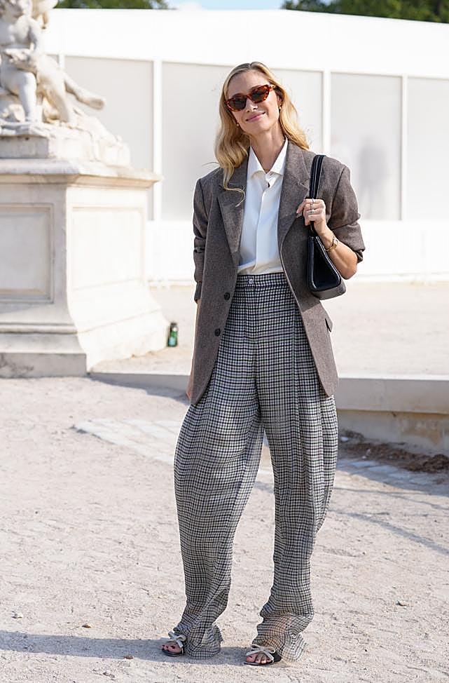 Beatrice Borromeo escogió unos pantalones de cuadros.