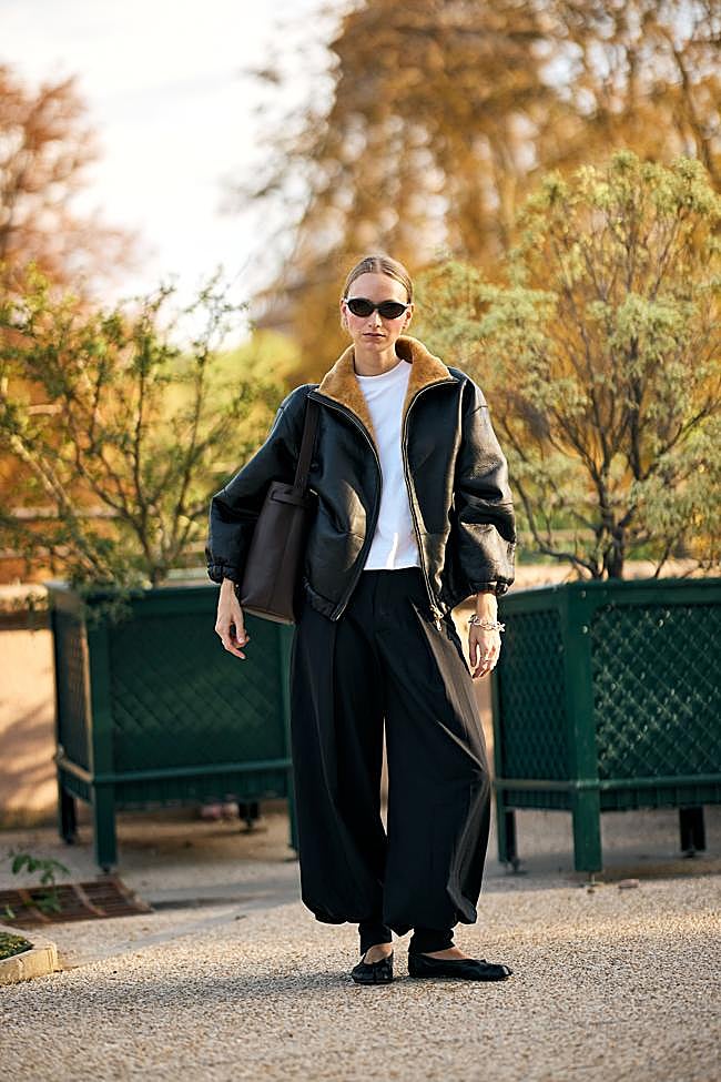 Un look con pantalones bombachos en la Semana de la Moda de París.