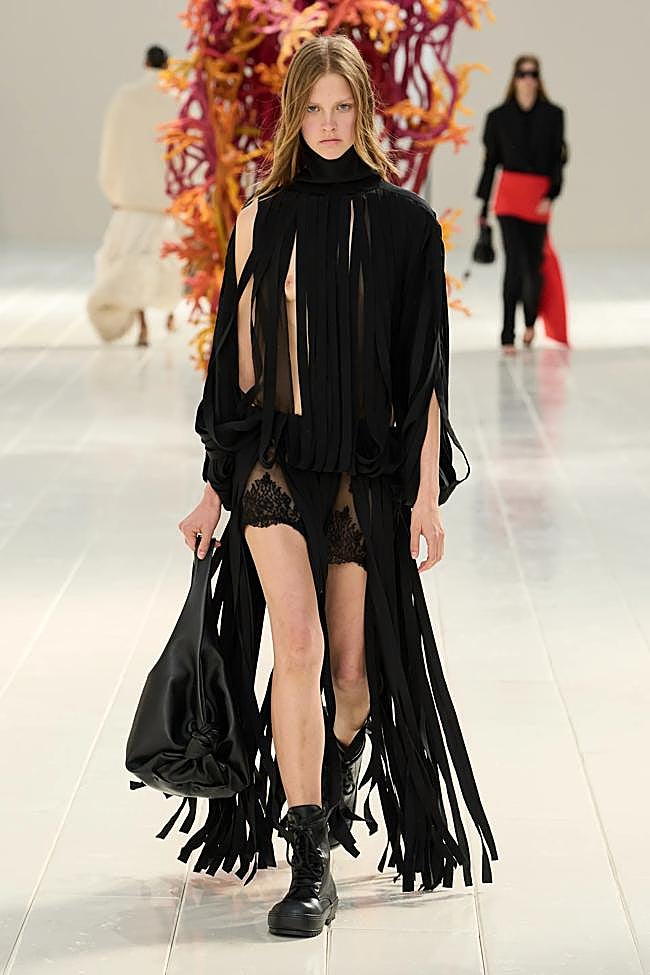 Look de Balenciaga durante la Semana de la Moda de París.