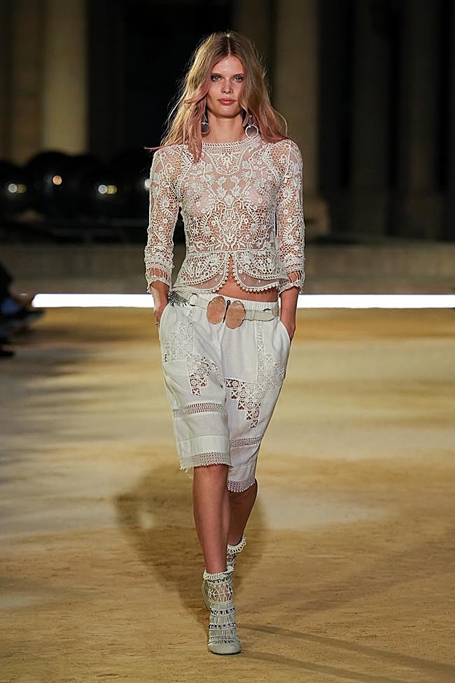 Look de Isabel Marant durante la Semana de la Moda de París.