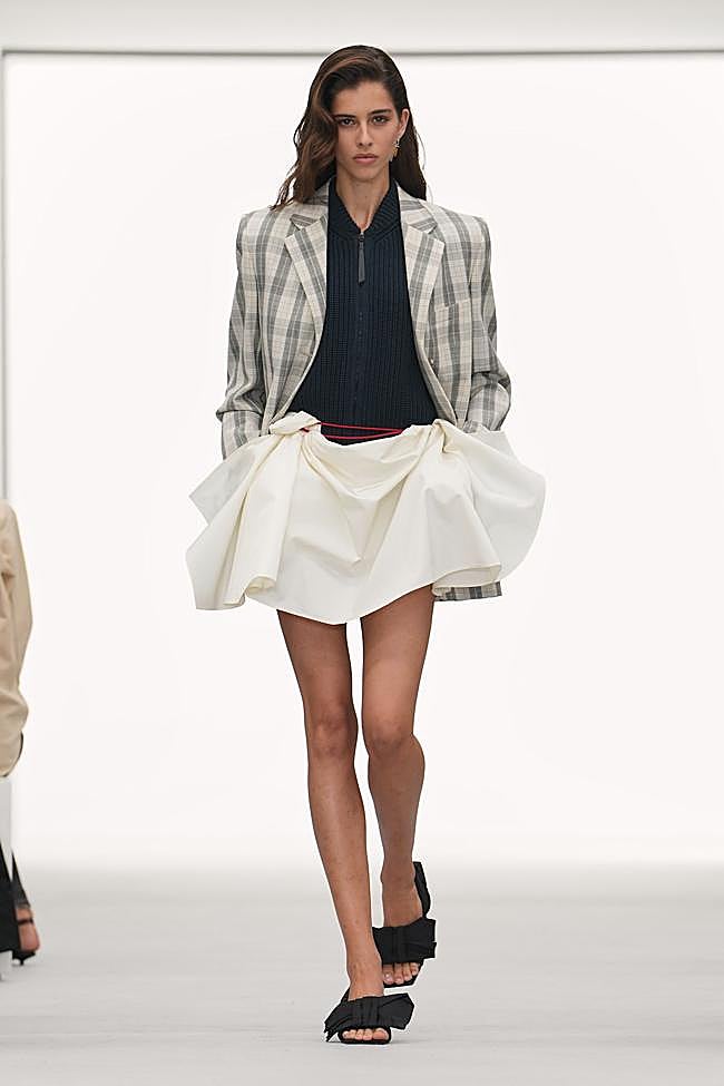 Look de Loewe durante la Semana de la Moda de París.