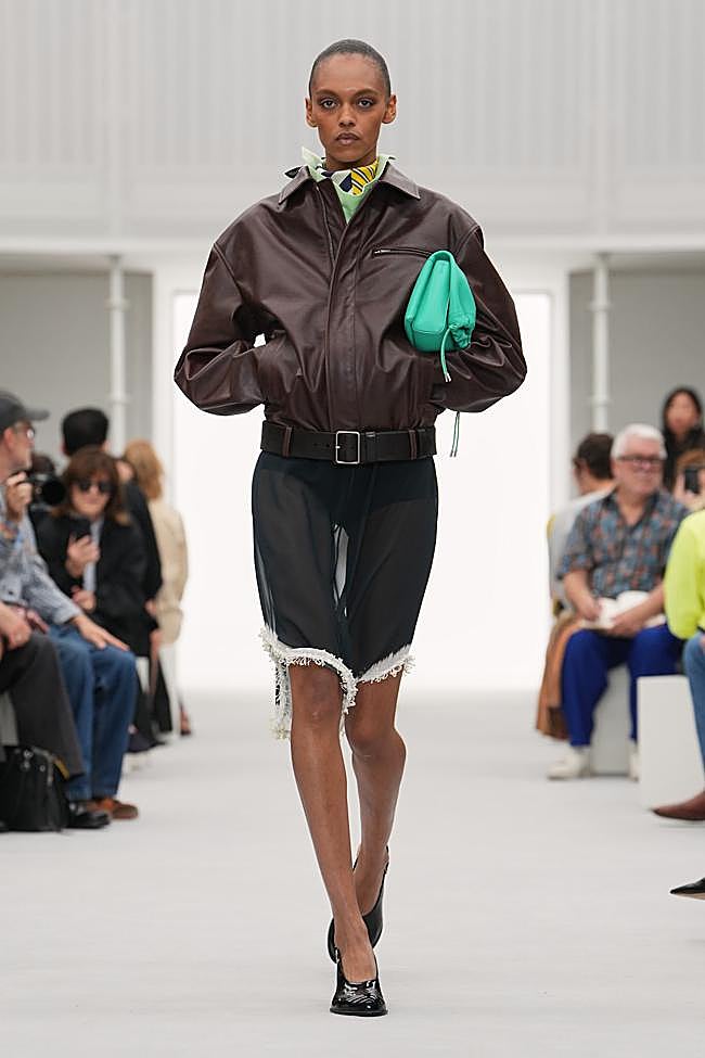 Look de Loewe durante la Semana de la Moda de París.