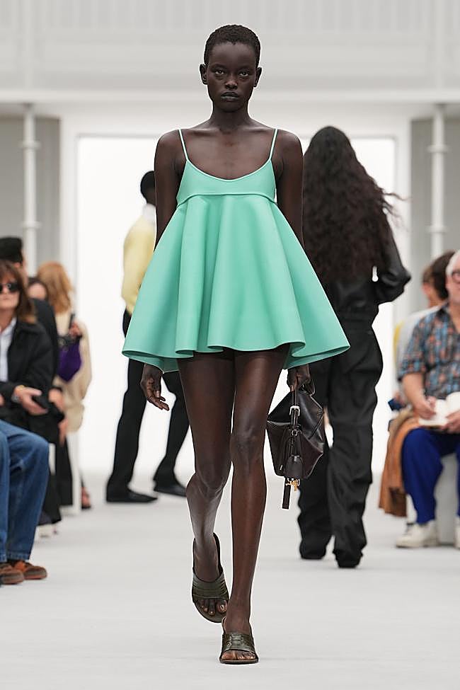 Look de Loewe durante la Semana de la Moda de París.