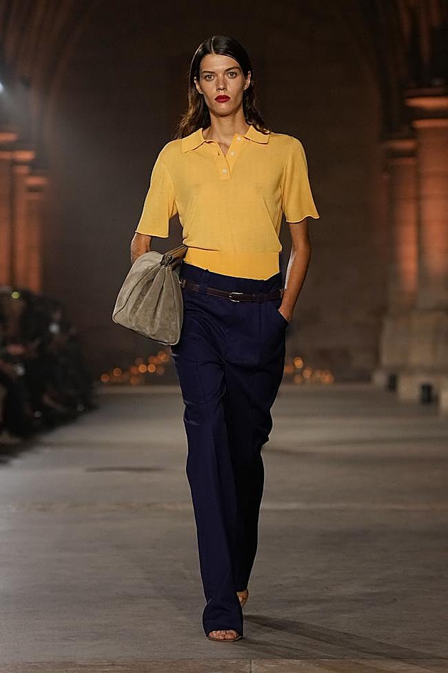 Look de Victoria Beckham durante la Semana de la Moda de París.