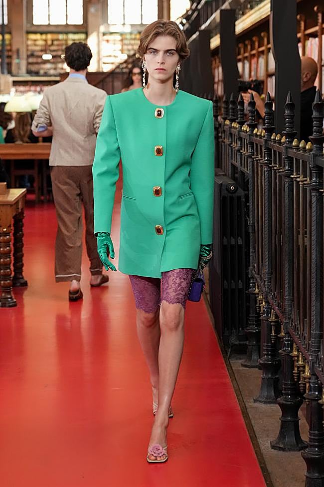 Look de la colección Antibiblioteca de Valentino.