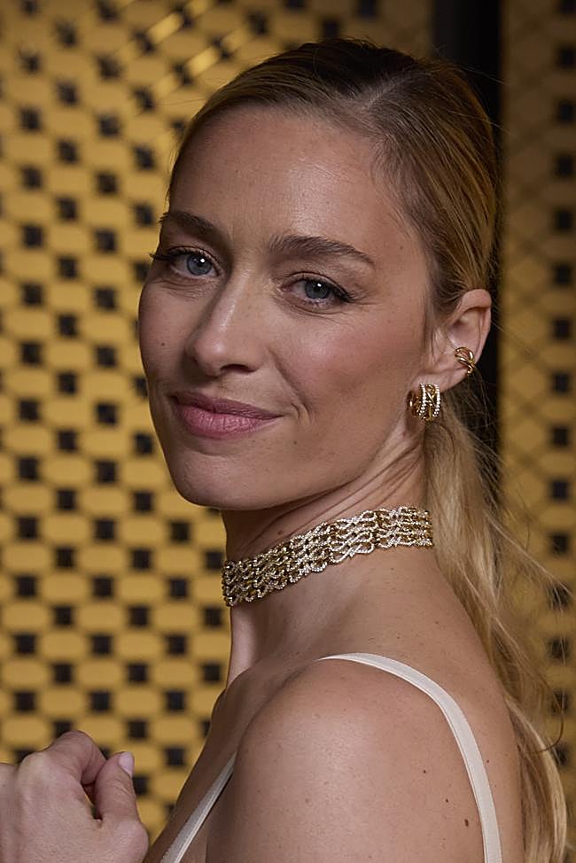Beatrice Borromeo con algunas de las piezas Sinfonía de la nueva colección Suarez diseñada junto a Amfitheatrof Studio.