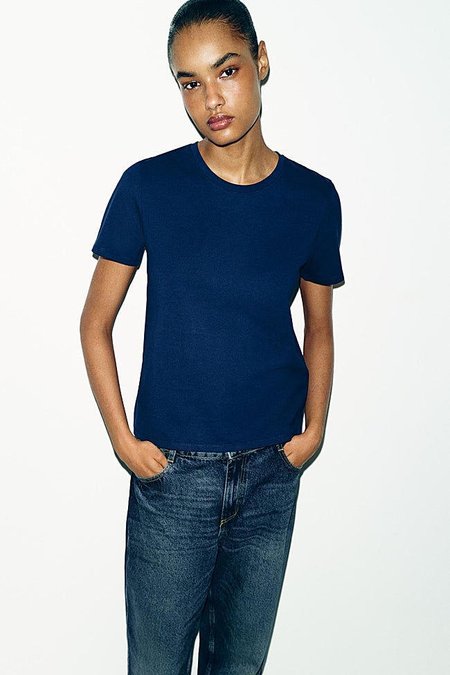 Camiseta azul marino de Zara (7,95 euros)