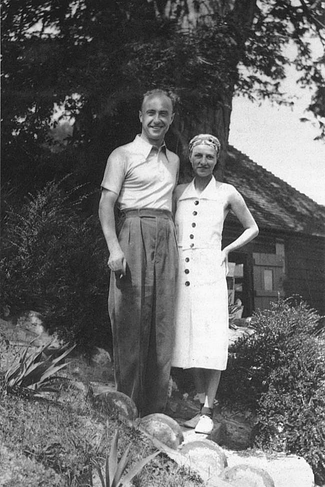 Peggy Guggenheim junto al pintor frances Yves Tanguy en una imagen tomada en 1938.