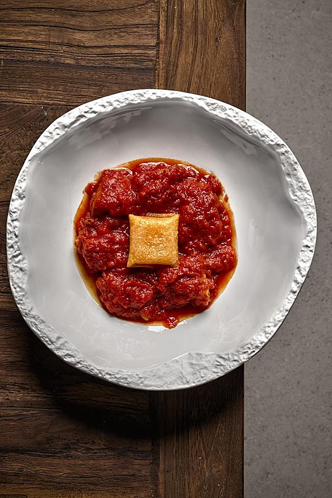 Atún rojo con salsa de tomate y un punto de comino de El Campero.