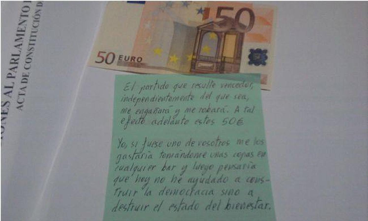 50 euros para el que gane. Un votante de Sanlúcar de Barrameda tuvo una forma muy particular de manifestar su descontento con los dirigentes andaluces: introdujo un billete de50 euros en uno de los sobres destinados a las elecciones al Parlamento andaluz. Junto al dinero una nota: "El partido que resulte ganador, independientemente del que sea, me engañará y me robará. A tal efecto adelanto estos 50 euros. Yo, si fuera uno de vosotros, me los gastaría tomándome unas copas en cualquier bar, y luego pensaría que hoy no he ayudado a construir la democracia sino a destruir el Estado del Bienestar". El voto fue considerado nulo y tanto la carta como el dinero fueron puestos tras el recuento a disposición judicial.