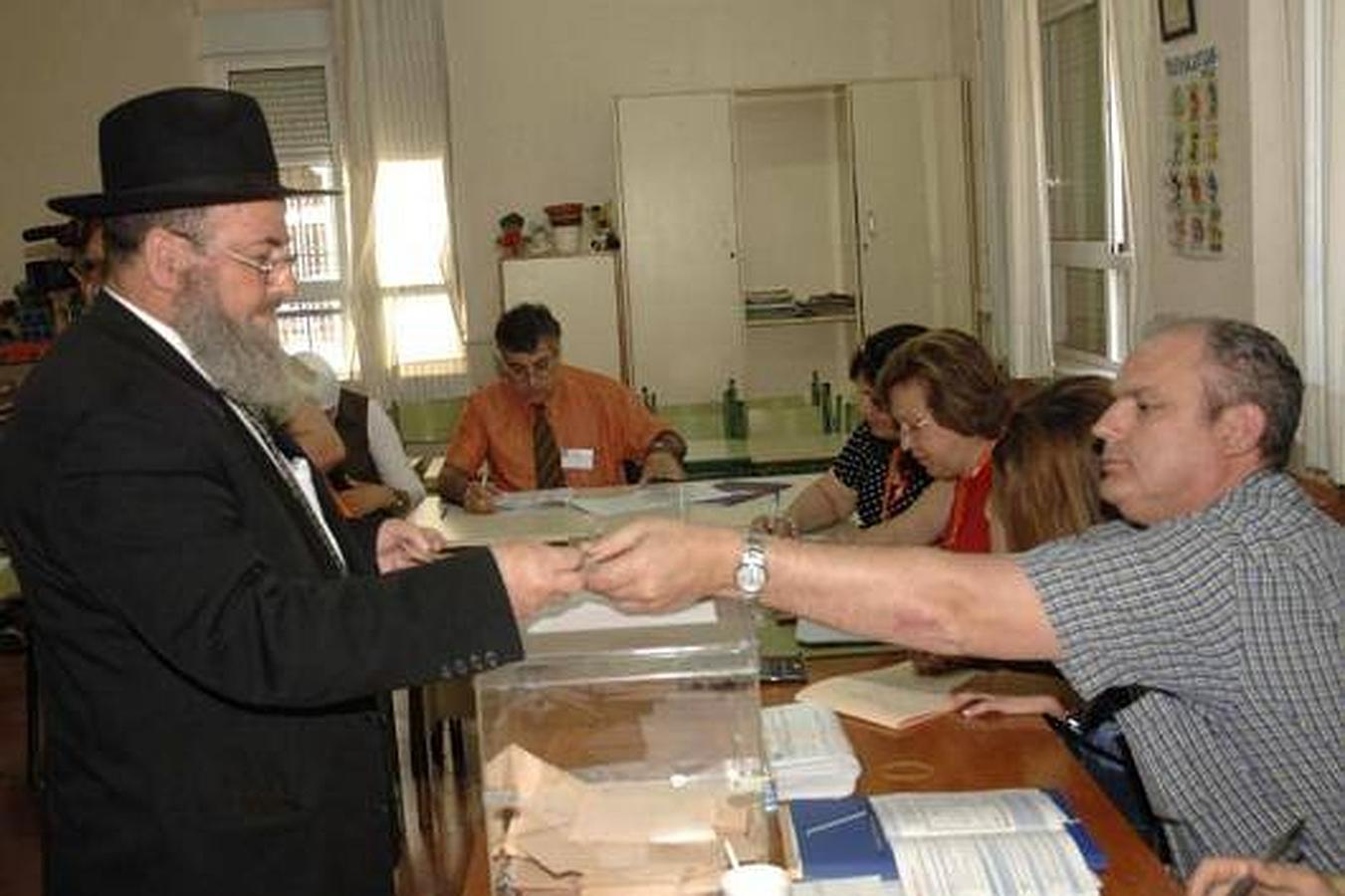 Un rabino judío deposita su voto en uno de los colegios de Melilla, ciudad en la que conviven cuatro religiones, durante la jornada electoral en 2007.