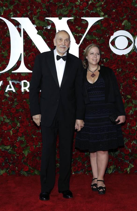 El actor Frank Langella y una invitada llegan a los 70º Premios Tony anuales de la American Theatre Wing en Nueva York.