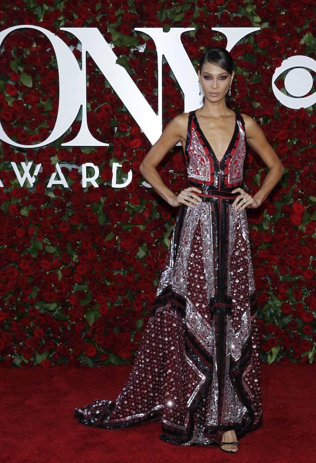 La modelo Joan Smalls llega a los 70º Premios Tony anuales de la American Theatre Wing en Nueva York