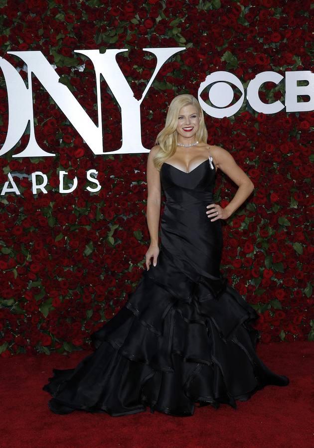 La actriz Megan Hilty llega a los 70º Premios Tony anuales de la American Theatre Wing en Nueva York.