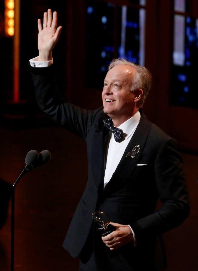 Reed Birney acepta el premio a mejor actor por su papel en  'Humans'.