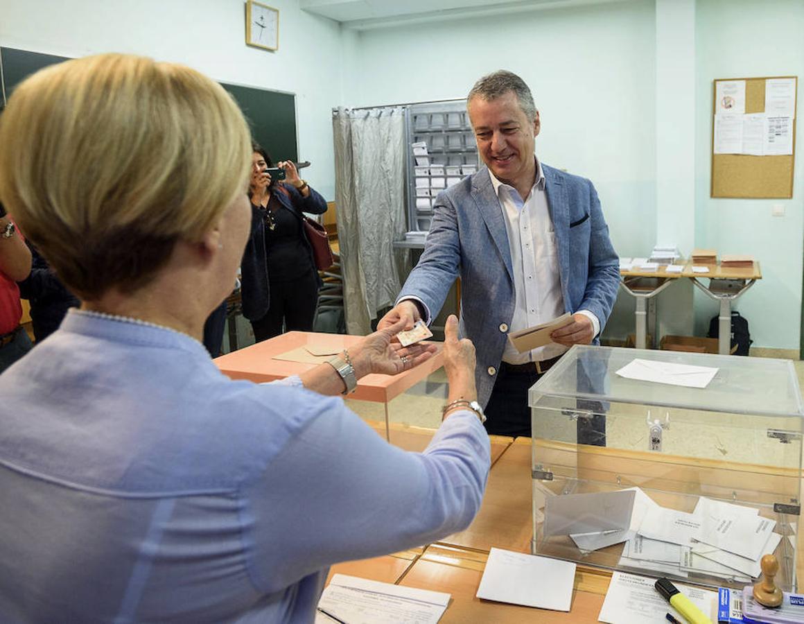 El lehendakari, Iñigo Urkullu, ejerce su derecho al voto en un colegio de Durango.