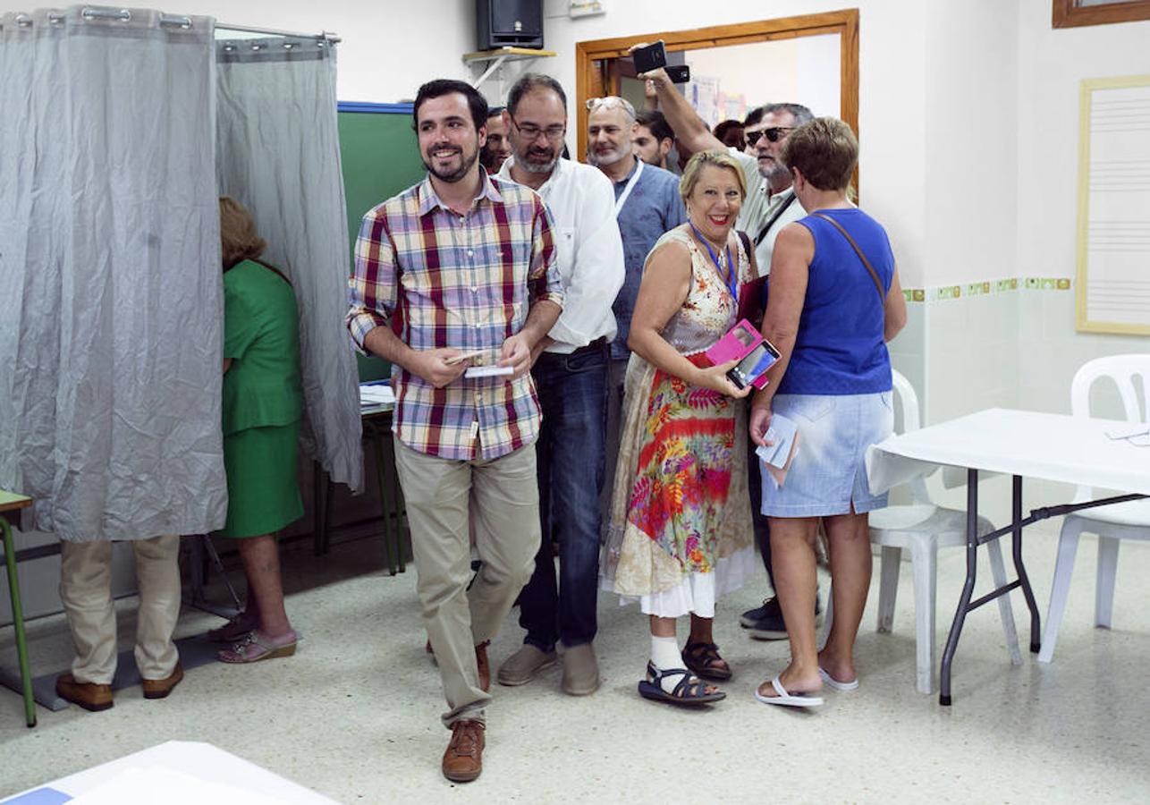 El candidato número 5 de Unidos Podemos por Madrid, Alberto Garzón, antes de depositar su voto en el colegio Manuel Laza Palacios del Rincón de la Victoria (Málaga).