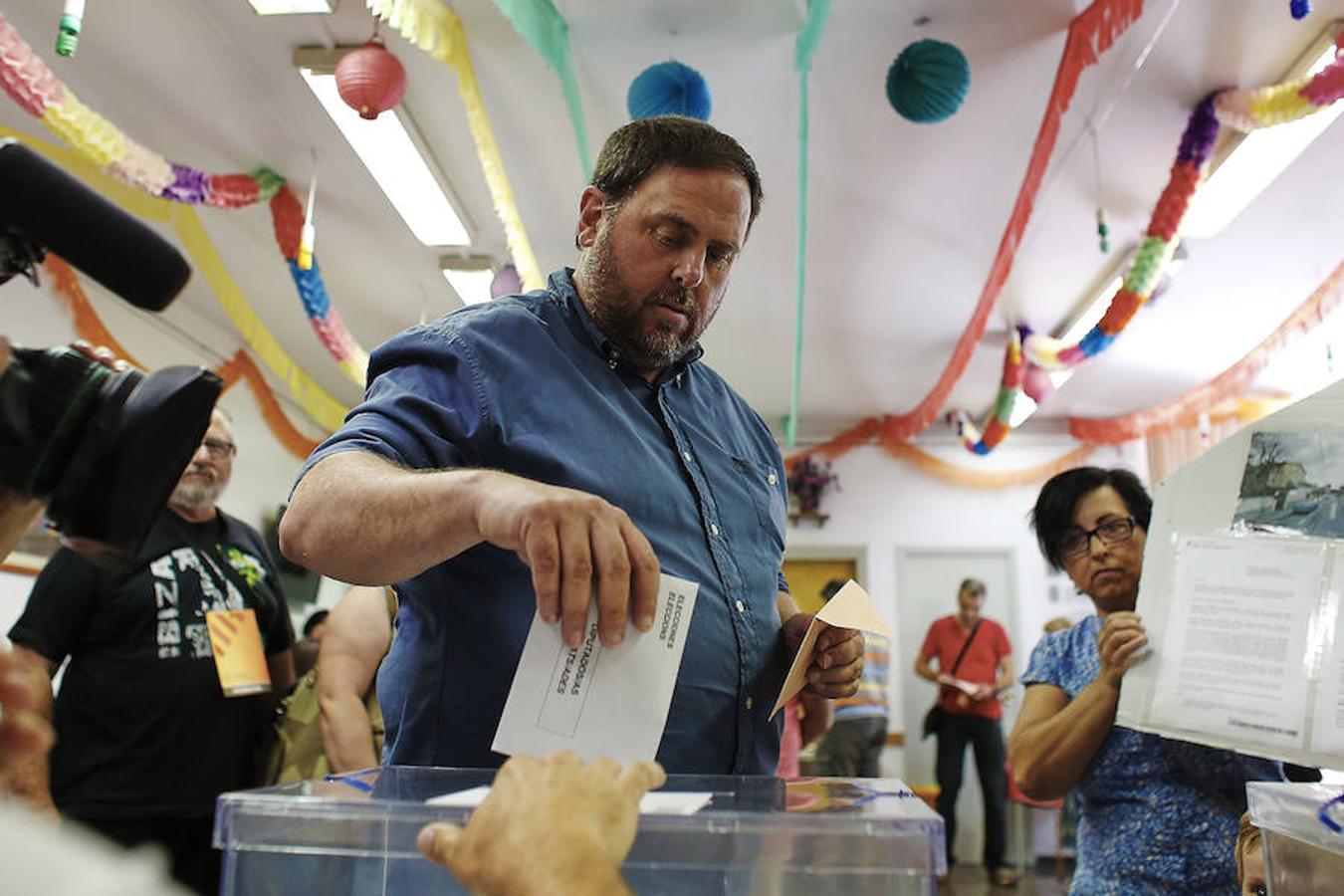 El lider de ERC, Oriol Junqueras, vota en un colegio del municipio barcelonés Sant Vicens del Horts.