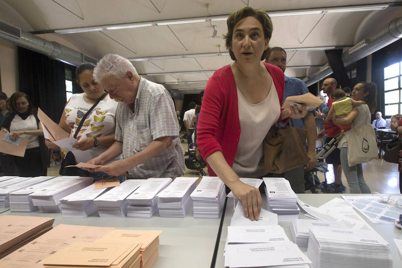 La alcaldesa de Barcelona, Ada Colau, antes de votar en un colegio de Barcelona.