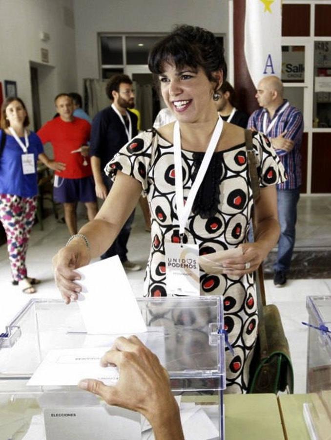 La secretaria general de Podemos Andalucía, Teresa Rodríguez, vota en el colegio La Salle Viña de Cádiz.