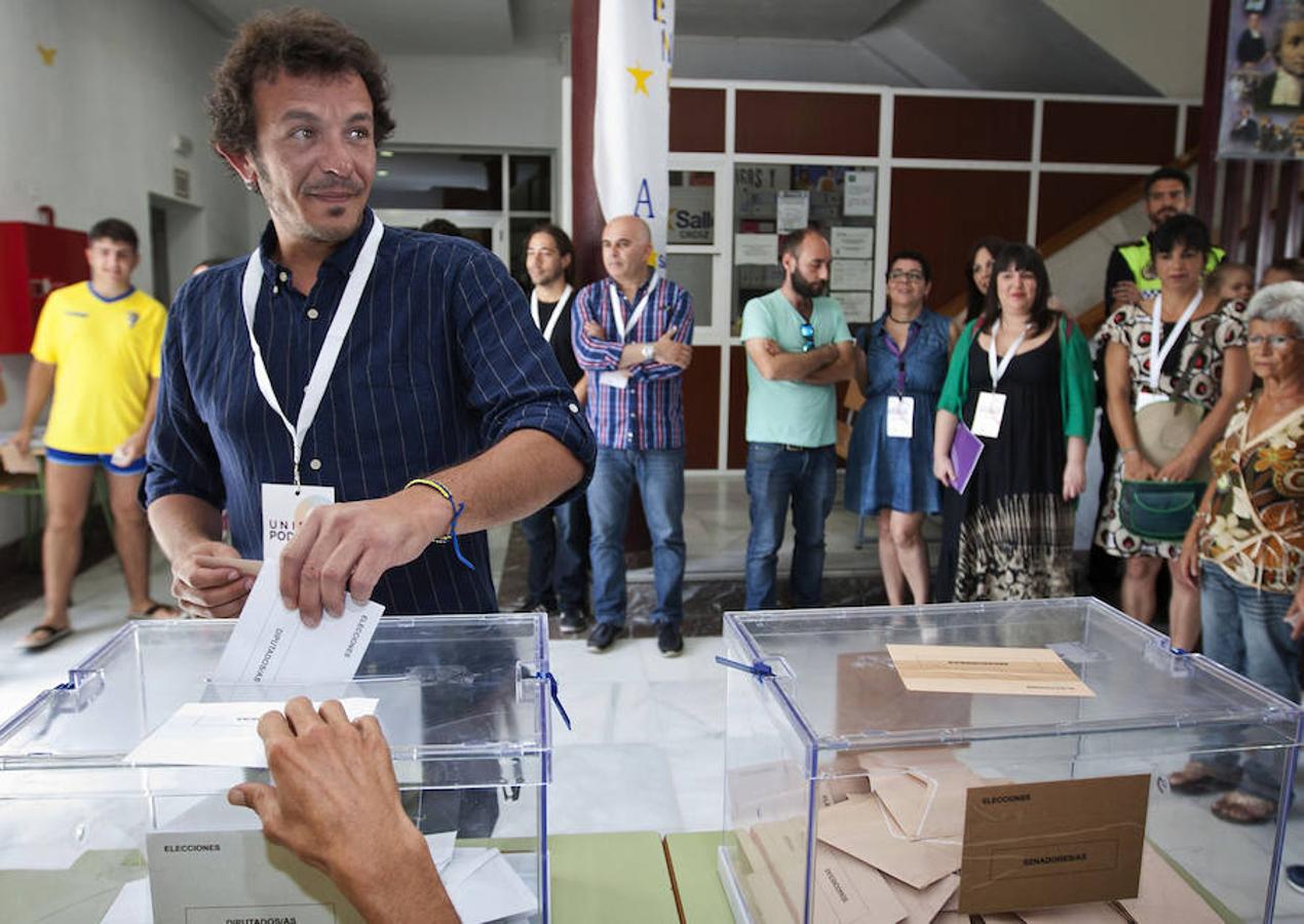 El alcalde de Cádiz, José María González, 'Kichi', ejerce su derecho al voto en el colegio La Salle Viña  de la capital gaditana.