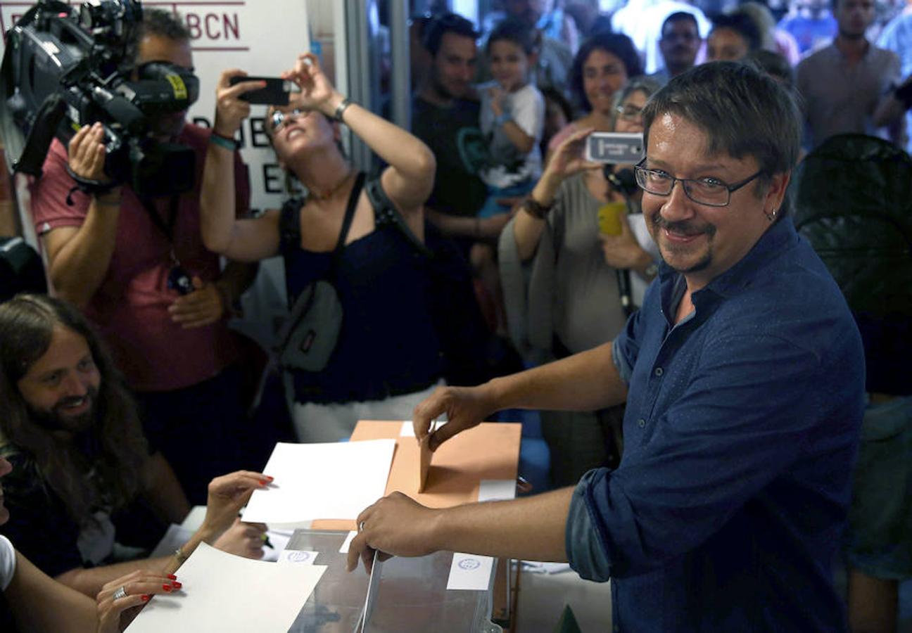 El candidato por Barcelona de En Comú Podem, Xavier Domènech, vota en la Escuela Industrial de Barcelona.