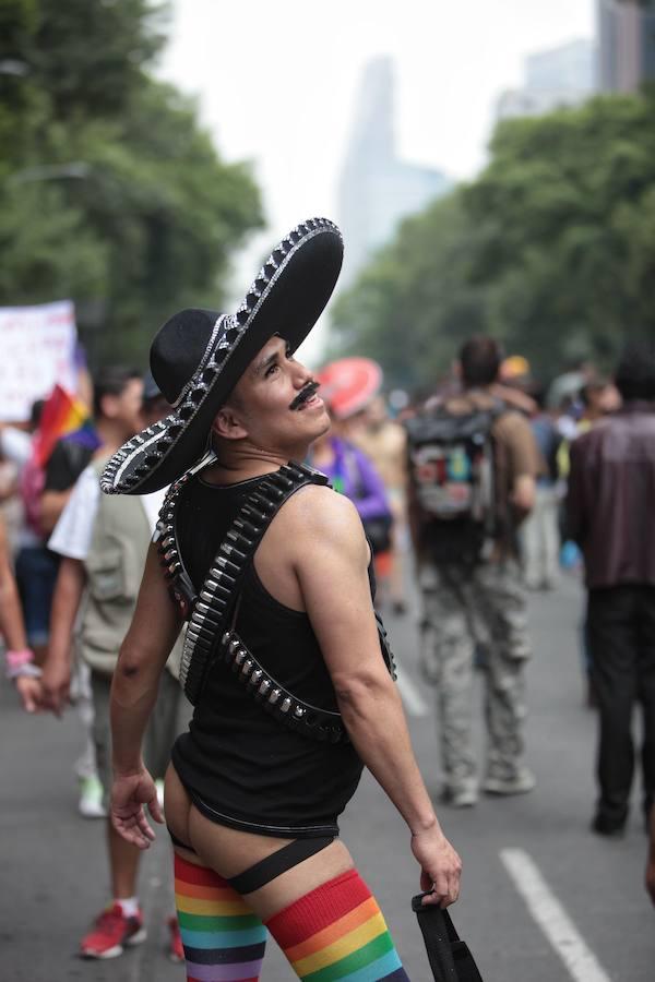 Un participante de la Marcha del Orgullo Gay en México luciendo un gorro mejicano.