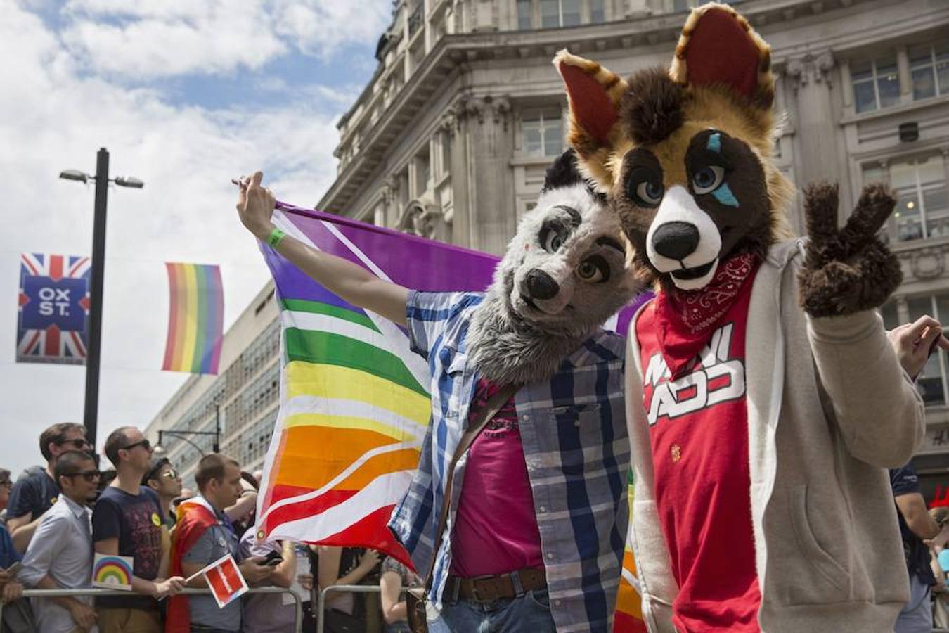 Participantes posando durante la Marcha del Orgullo Gay en Londres.