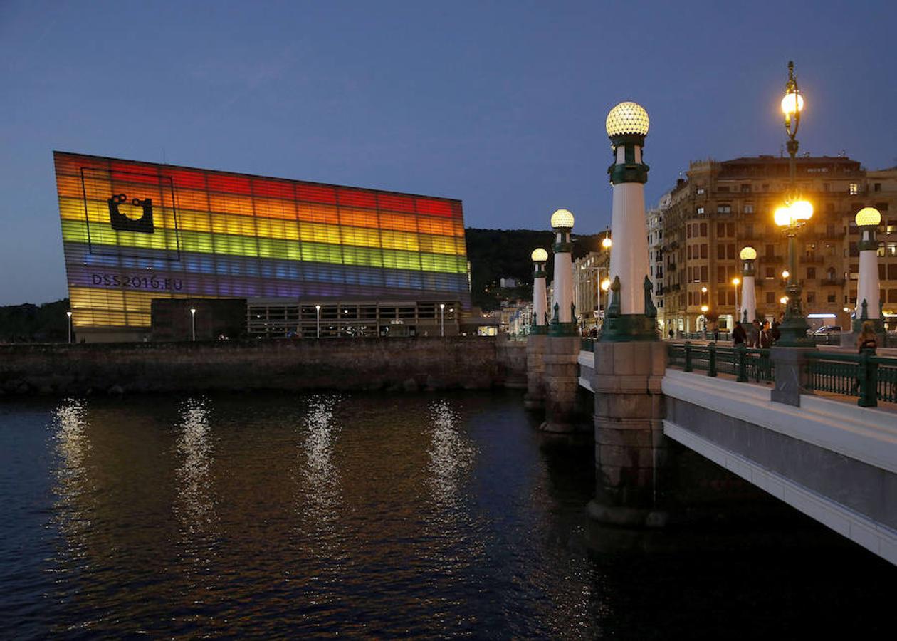 El edificio Kursaal de San Sebastián iluminado con la bandera arcoíris con motivo del comienzo de la semana del orgullo gay.