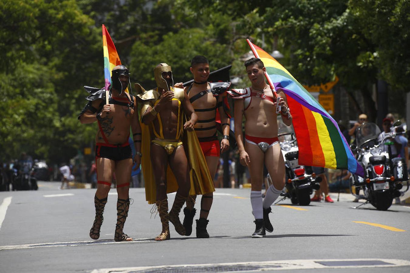 Participantes de la marcha del orgullo gay en Puerto Rico.