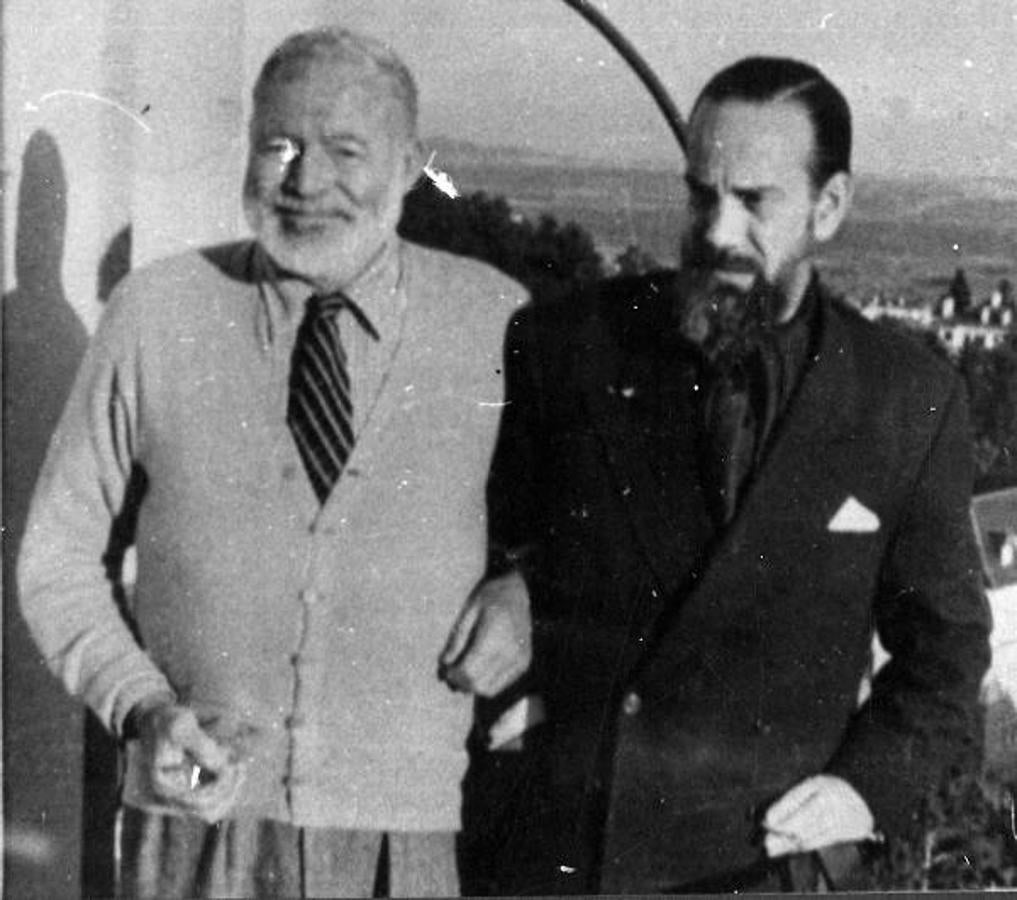 CJC y Hemingwey en la casa de CJC en Mallorca (1956).