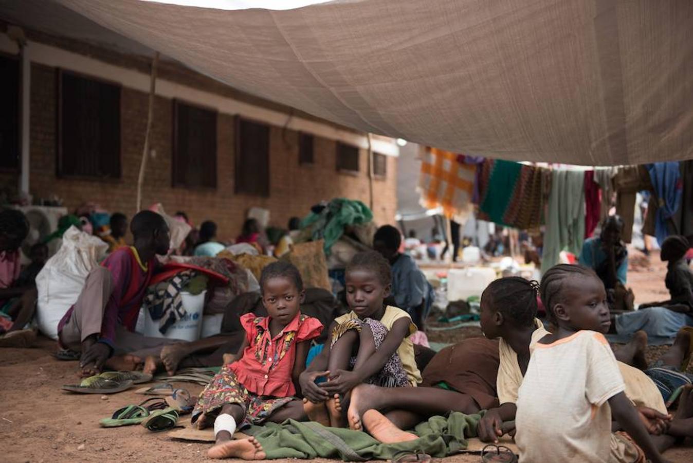 Niños descansando mientras esperan a ser registrados como desplazados en un campamento de la Cruz Roja de Sudán del Sur.