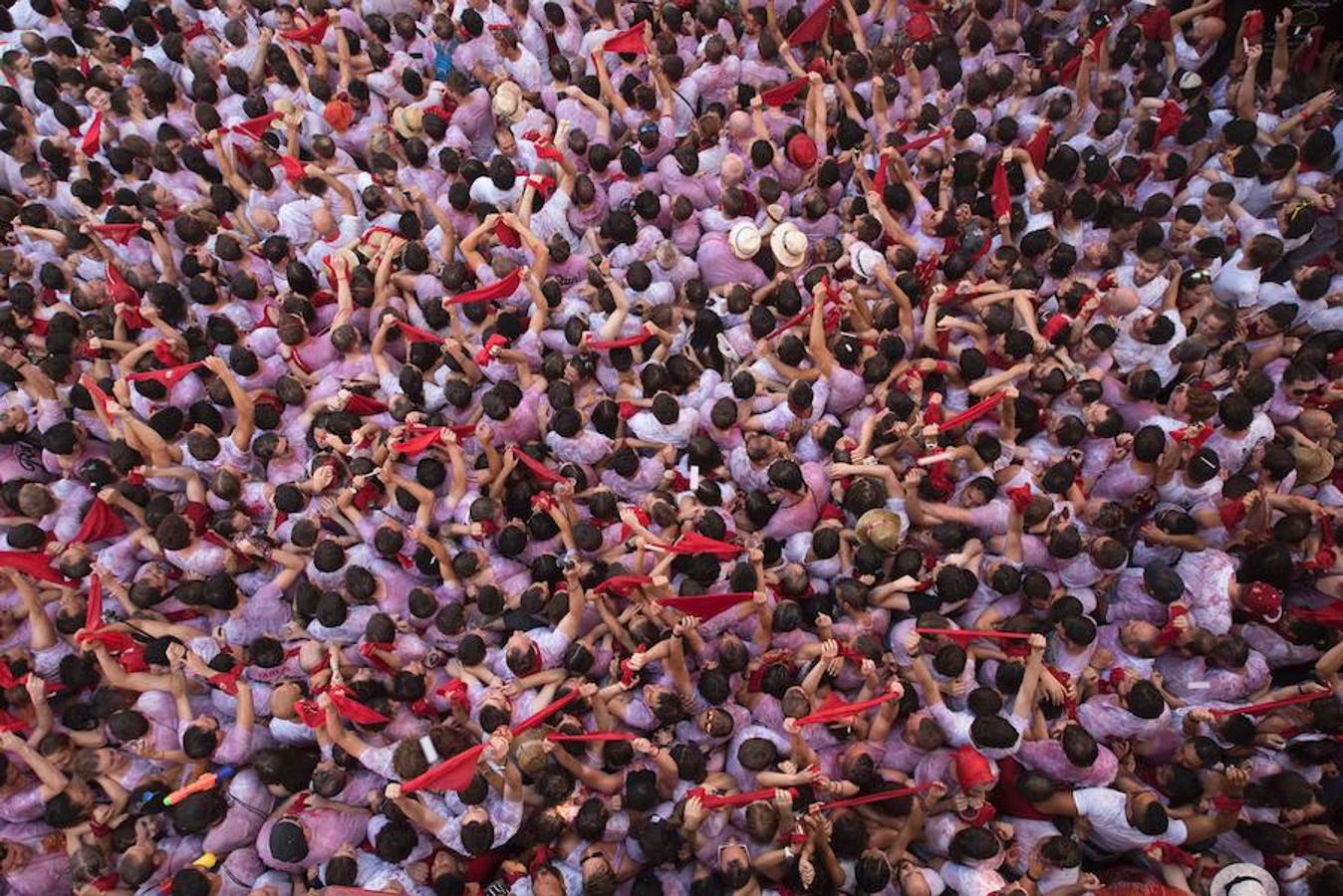 El &#039;chupinazo&#039; abre nueve días de celebración en Pamplona