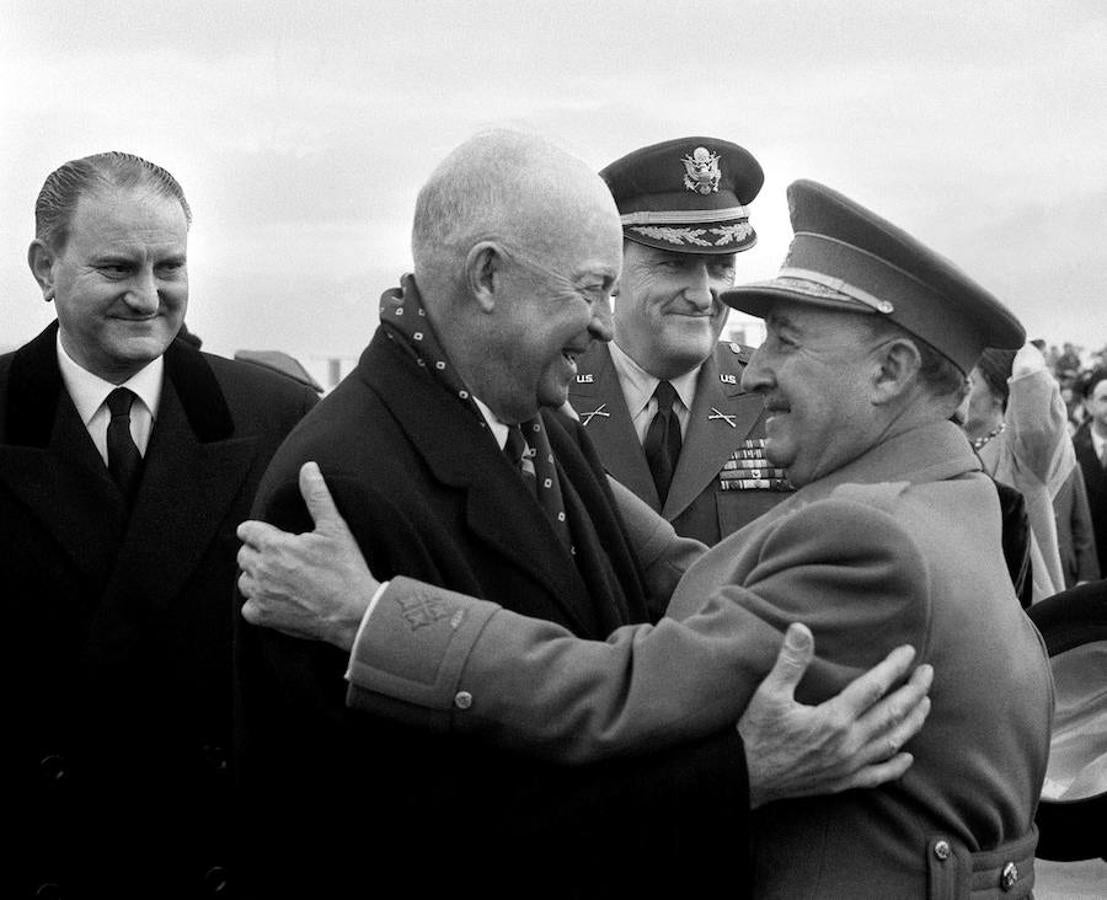 Dwight D. Eisenhower saluda a Francisco Franco a su llegada a Torrejón de Ardoz (Madrid) el 21 de diciembre de 1959.