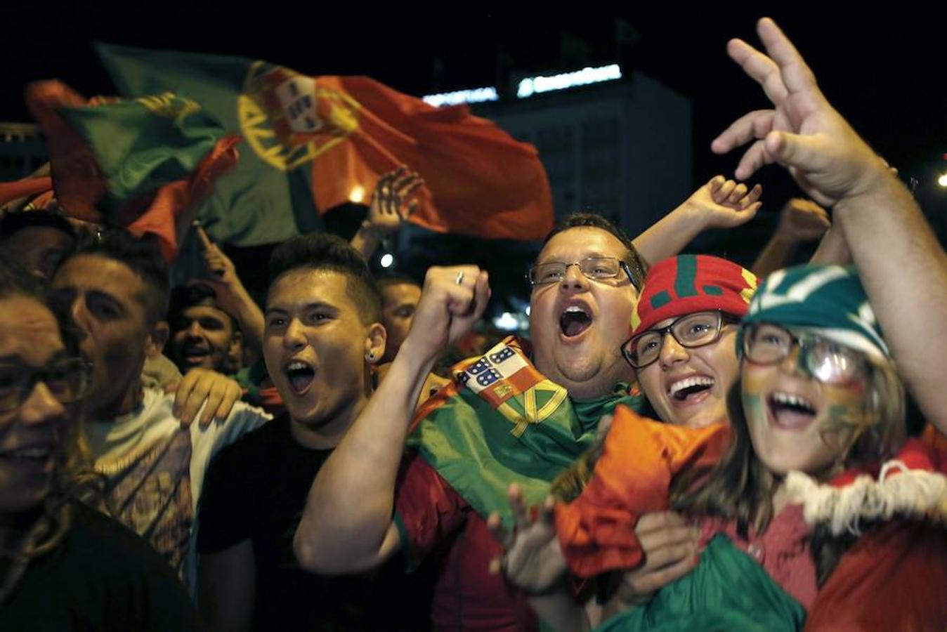 Los portugueses salen a celebrar la victoria de su selección