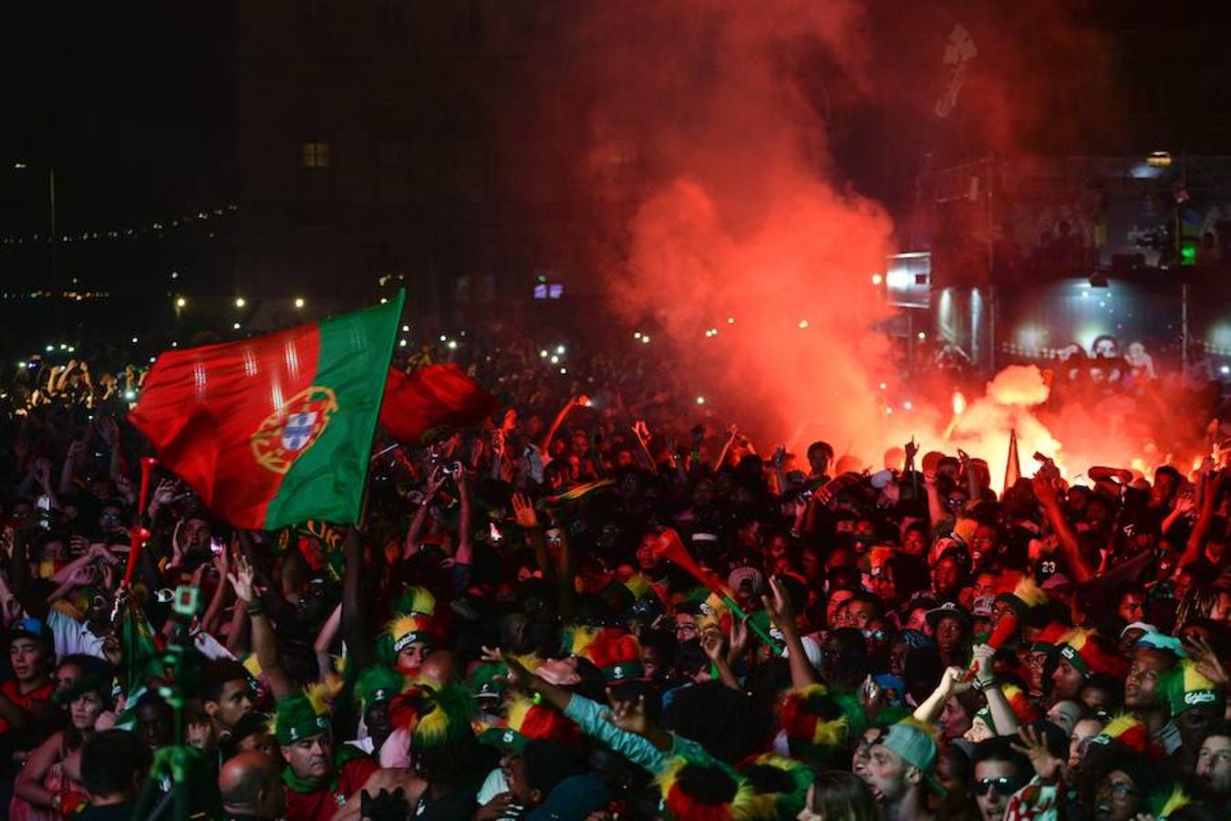 Los portugueses salen a celebrar la victoria de su selección