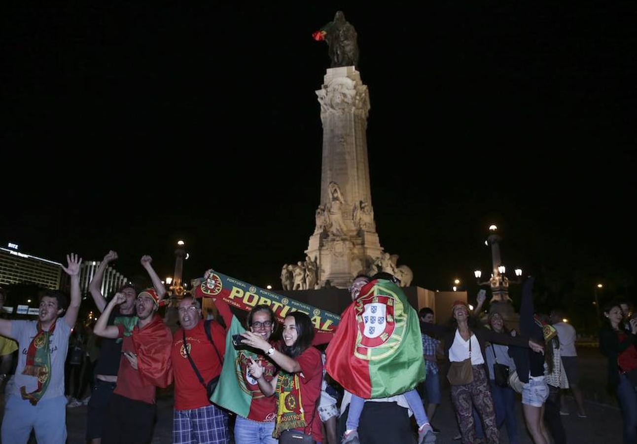 Los portugueses salen a celebrar la victoria de su selección