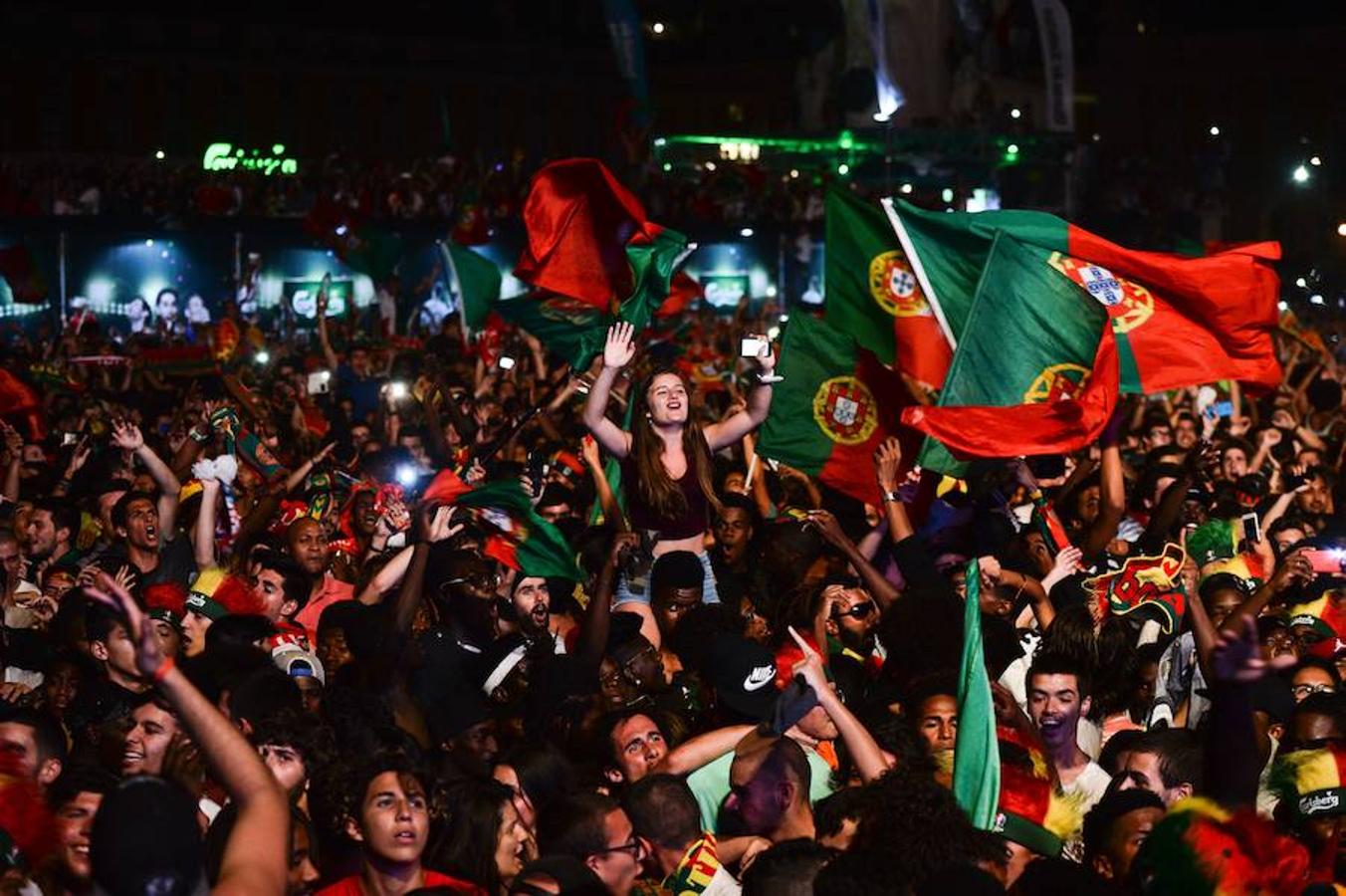 Los portugueses salen a celebrar la victoria de su selección