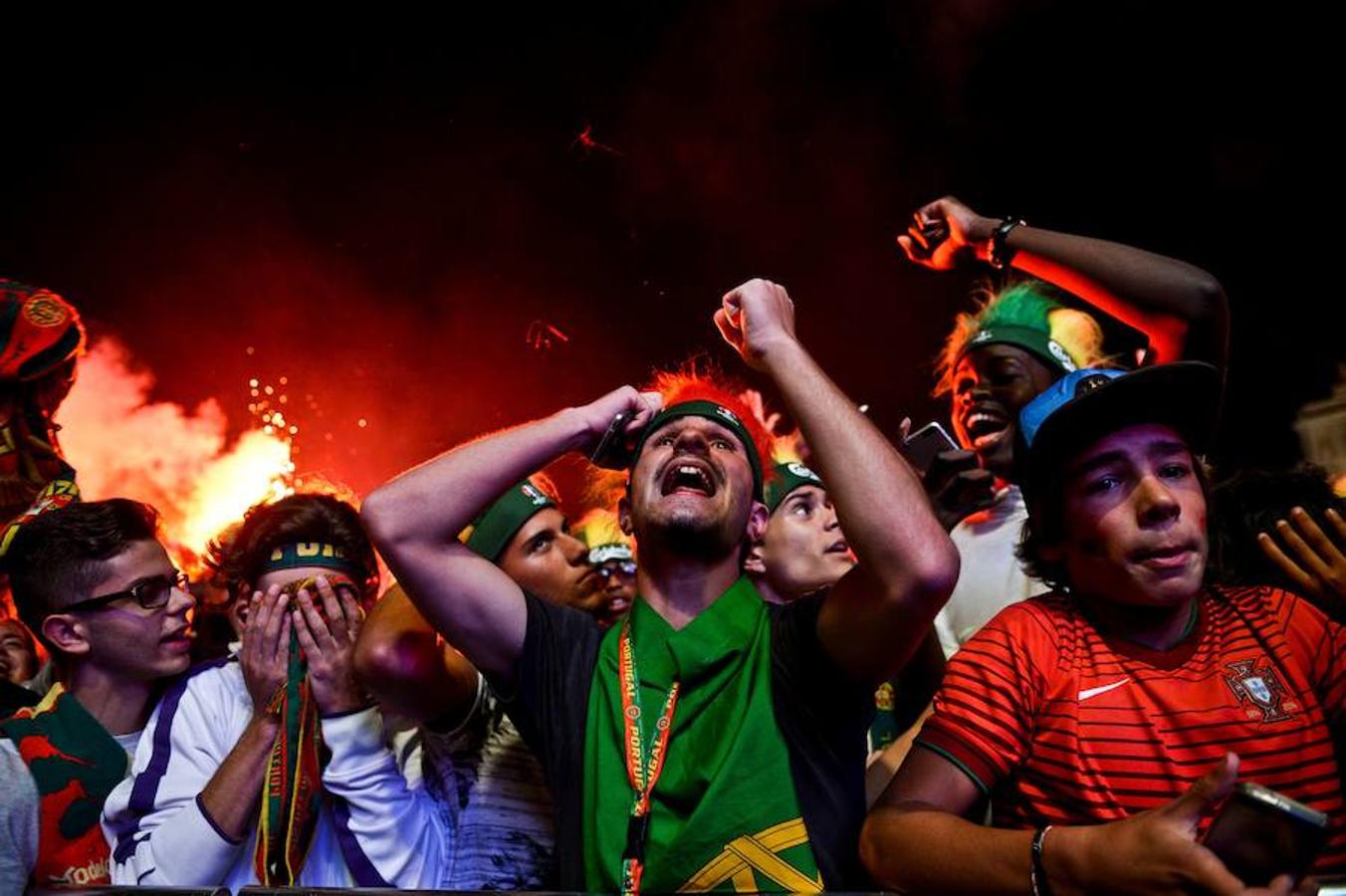 Los portugueses salen a celebrar la victoria de su selección