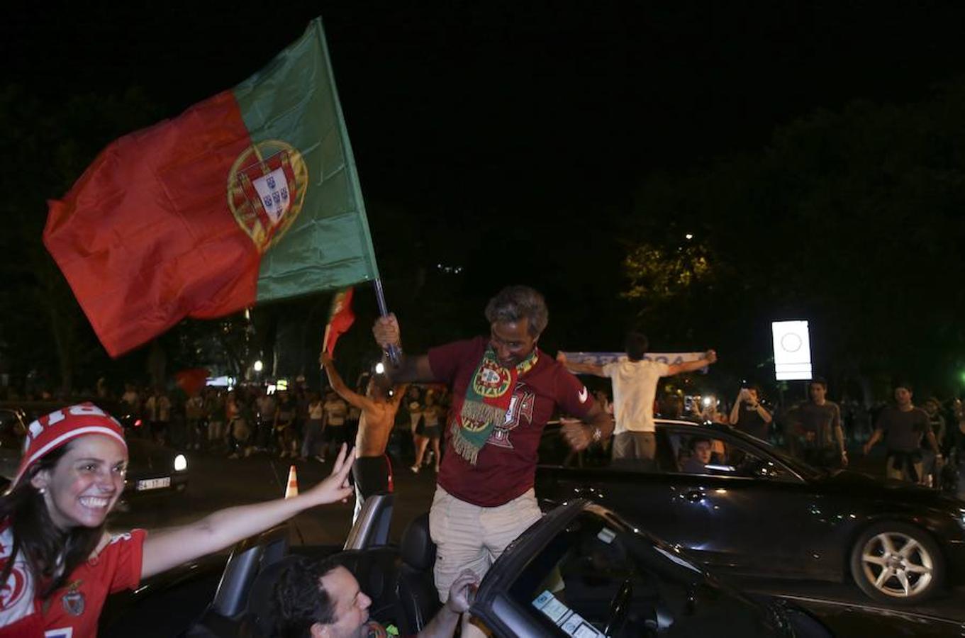 Los portugueses salen a celebrar la victoria de su selección