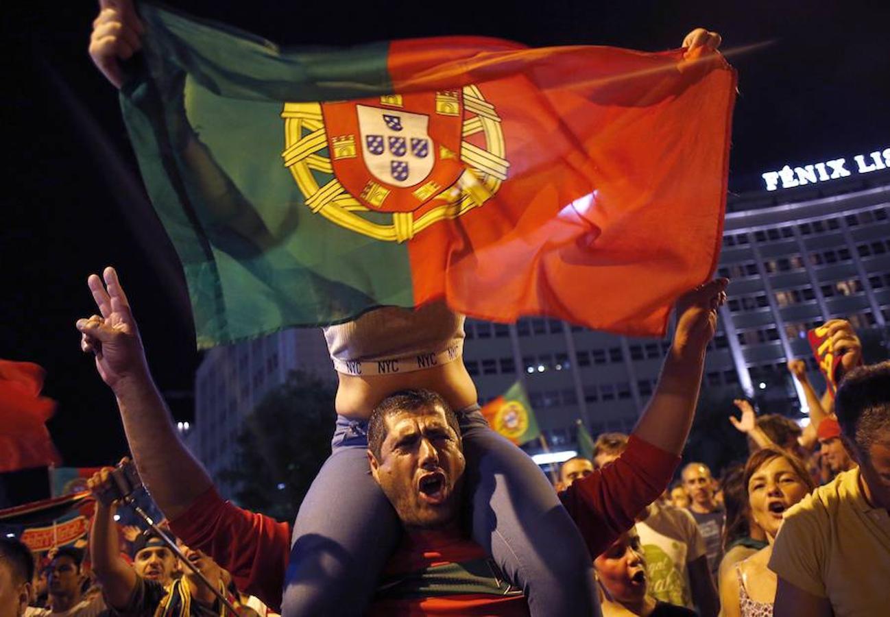 Los portugueses salen a celebrar la victoria de su selección