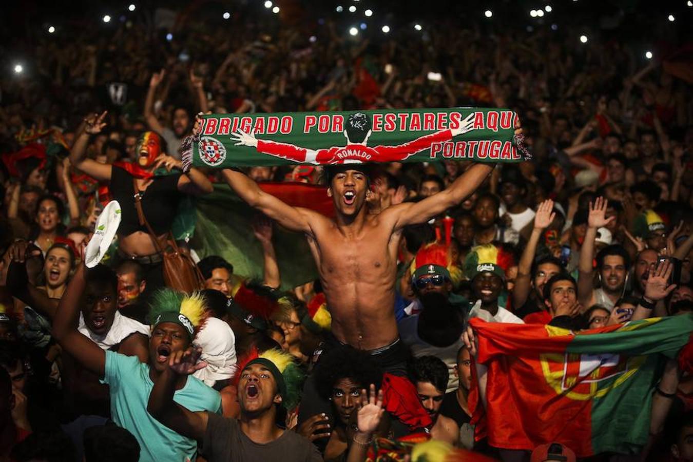 Los portugueses salen a celebrar la victoria de su selección