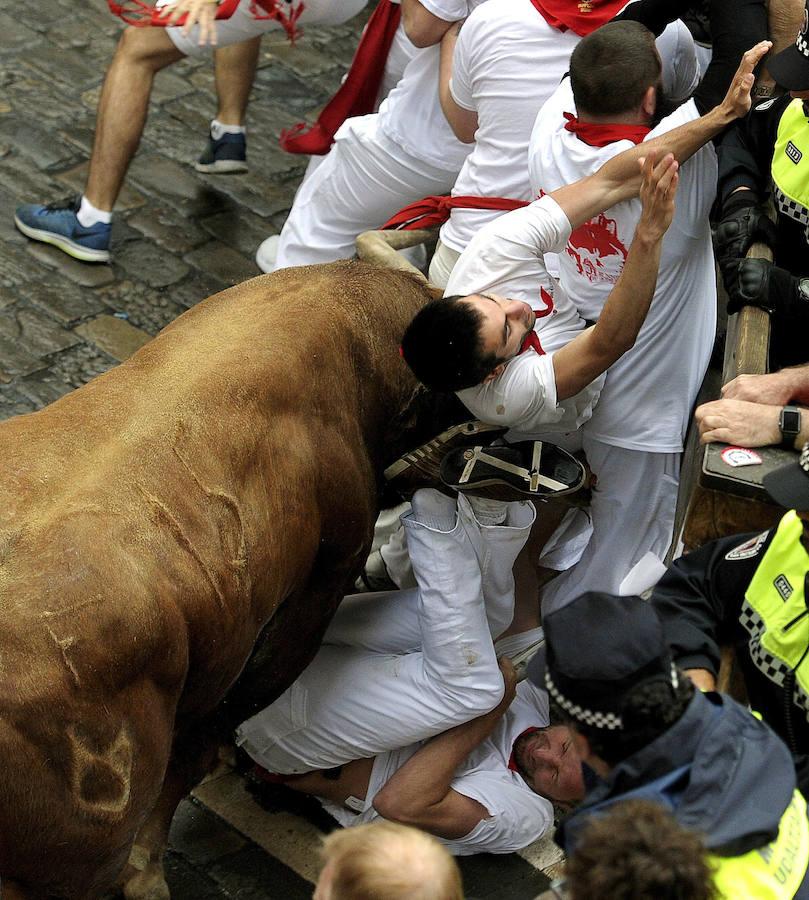 Los toros de Núñez del Cuvillo corren un encierro rápido y emocionante