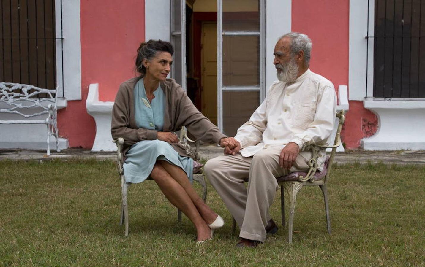 Ángela Molina y Emilio Echevarría, en una escena de la película 'Memoria de mis putas tristes'.