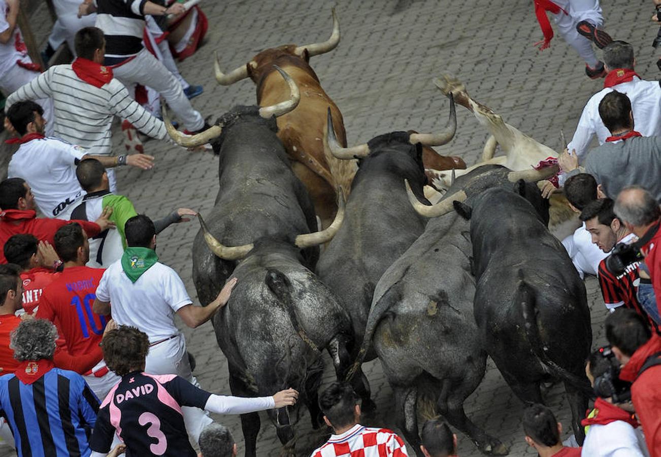 Miura cierra los Sanfermines con un encierro rápido con peligro en la plaza