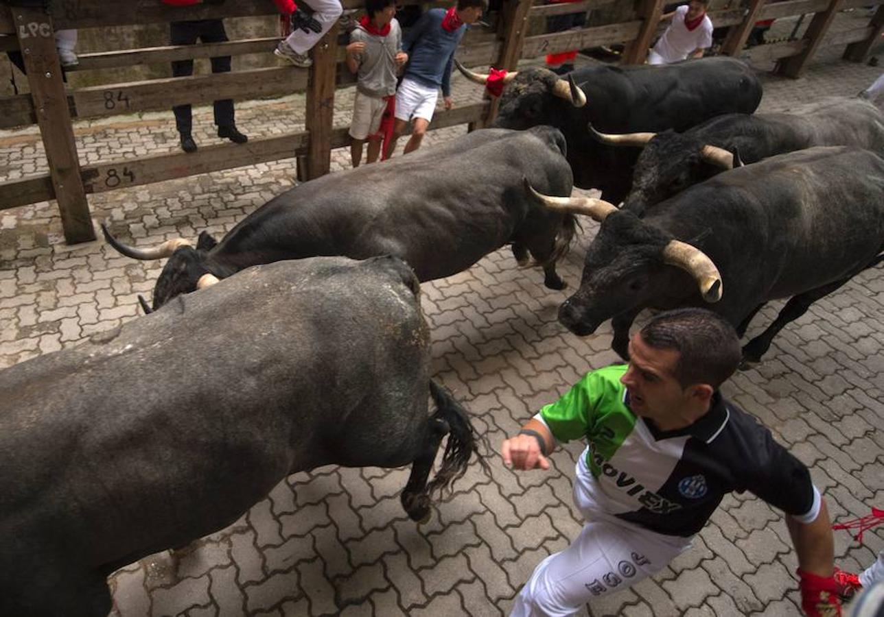 Miura cierra los Sanfermines con un encierro rápido con peligro en la plaza