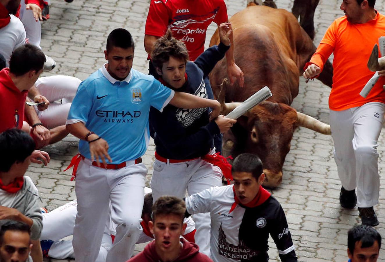 Miura cierra los Sanfermines con un encierro rápido con peligro en la plaza