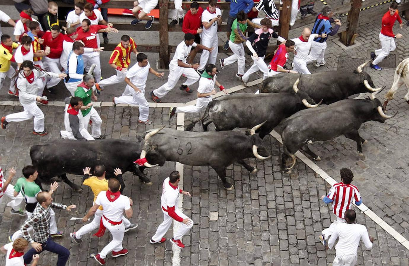 Miura cierra los Sanfermines con un encierro rápido con peligro en la plaza